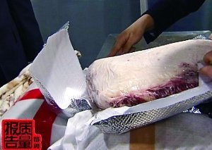 從旅客行李中查獲的走私牛肉。