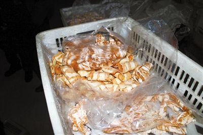原料加工成“牛肉”產(chǎn)品批發(fā)價20多元一斤，加工成“羊肉卷”批發(fā)價為10元一斤。