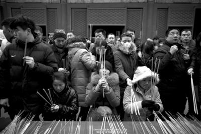 雍和宮，市民在燒香祈福