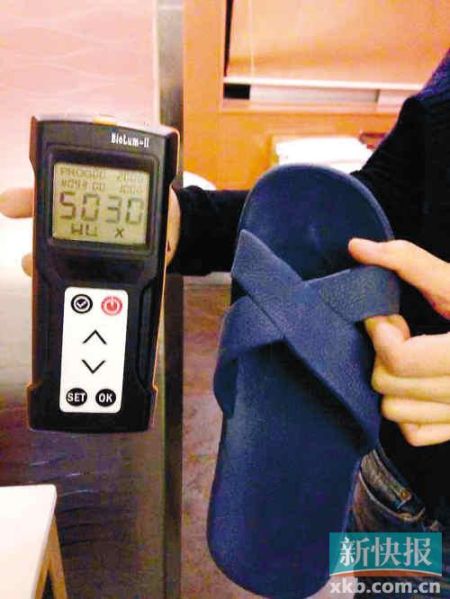 ■記者測試的嶺南佳園酒店膠拖鞋細菌總數(shù)高達5030RLUs。