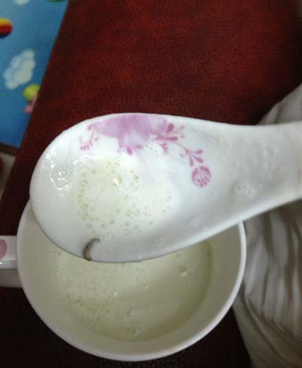 消費(fèi)者在美贊臣奶粉中吃出蟲子。