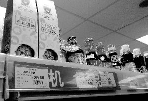 永旺超市里，兒童醬油價格不菲且品種繁多，但買的顧客較少。信息時報記者 郭柯堂 攝