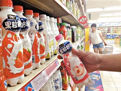 昨日，勁松京客隆超市貨架上，可口可樂果粒奶優(yōu)仍在售?？煽诳蓸饭咀蛉瞻l(fā)表聲明稱，已使用25公斤可能受到肉毒桿菌污染的乳粉，用于生產(chǎn)個別批次的美汁源果粒奶優(yōu)。新京報記者 韓萌 攝