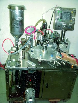 行動(dòng)中查獲的假冒“高露潔”牙膏和制假機(jī)械。信息時(shí)報(bào)記者鄭啟文 攝