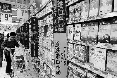 在通州某超市，進(jìn)口奶粉、純牛奶打出“原裝進(jìn)口”的招牌吸引消費(fèi)者購(gòu)買 攝/法制晚報(bào)記者 黑克
