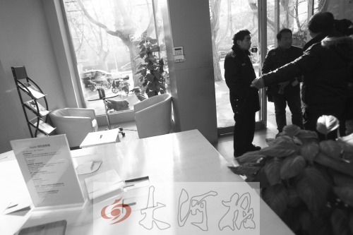 人民路上的這家商店,夜間疑被一男子隔著門縫用長竿偷走一臺蘋果ipad air。
