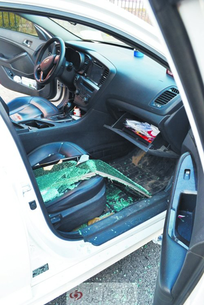 車玻璃被砸碎，車內(nèi)被翻動。
