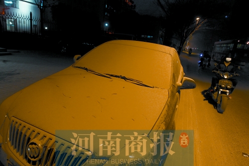 拆遷現(xiàn)場(chǎng)，途經(jīng)的汽車遭了殃，落了厚厚一層灰
