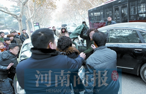 兩名女子廝打在一起，民警上前勸架