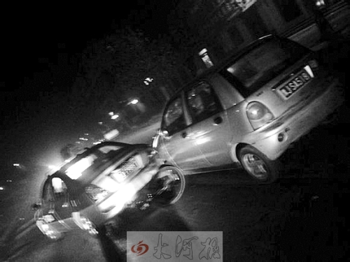 撞上出租車QQ才停下，兩車間還夾著一輛自行車。