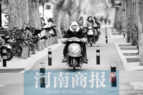 金水路防疫路附近，路樁間距很小，電動(dòng)車經(jīng)過時(shí)要很小心才能避開