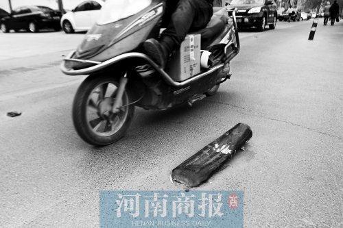 金水路上，一根路樁被撞倒