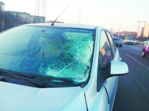 肇事轎車前擋風(fēng)玻璃上，留著清晰的撞擊痕跡。