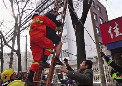 老漢右腿燒傷，樹(shù)下扔了一只燒焦的鞋