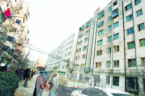 鄭州市瑞達(dá)路啟明村小區(qū)一戶居民家中（紅圈標(biāo)示處），天然氣發(fā)生爆炸。