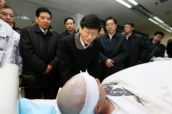 中共中央政治局委員、中央政法委書記孟建柱率工作組2日晨5時30分抵達昆明。一下飛機,孟建柱就立即趕往