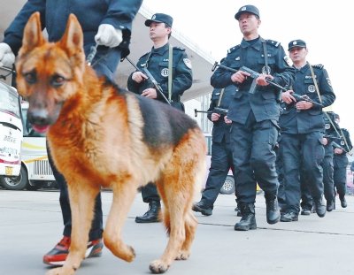 牽警犬持微沖，特警在車站巡邏
