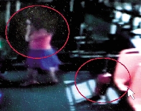 去年10月份的一天，一名女乘客打著電話下了車，包丟在了車上。(翻拍視頻)