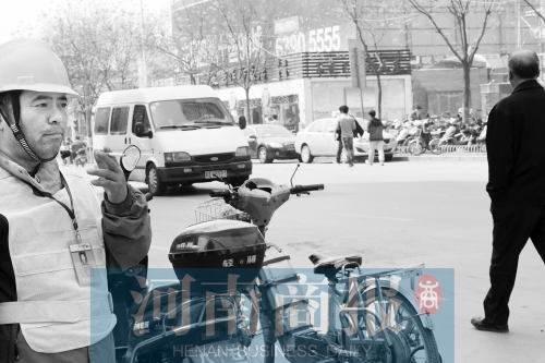  燃氣泄漏,消防員演習(xí)變實戰(zhàn)。而幾米外,有工作人員在抽煙