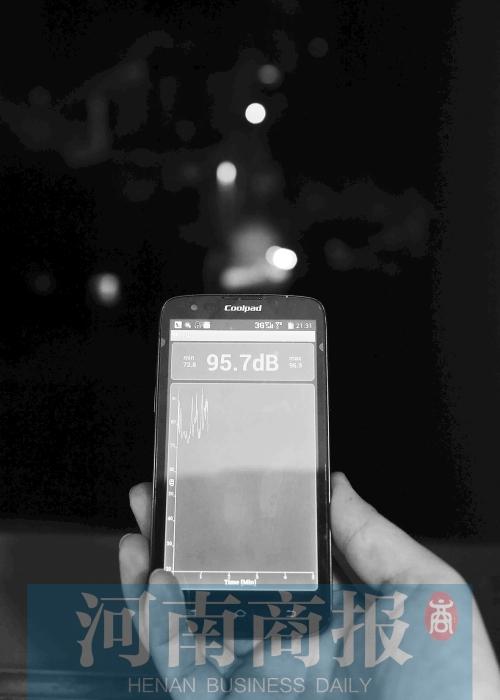 在黃先生家中，測(cè)得噪音為95.7分貝