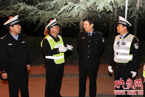 該支隊支隊長石軍(左二)、政委周西漢（左一）在向省總隊督導(dǎo)組匯報整治酒駕時的情景。