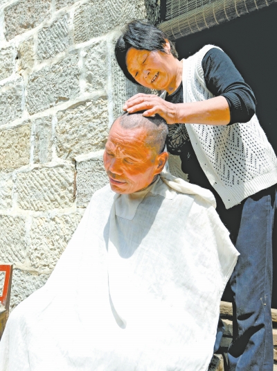 為了照顧兩個(gè)小叔，馬英專門學(xué)會了理發(fā)。