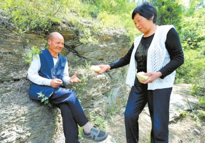 5月5日，馬英為上山放牛的劉五送干糧。