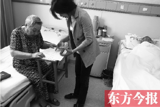 昨日，鄭大五附院二號(hào)樓住院部，馬老太寫(xiě)下委托書(shū)，并簽字摁指印委托女兒代理為昏迷老伴解鎖取錢(qián)