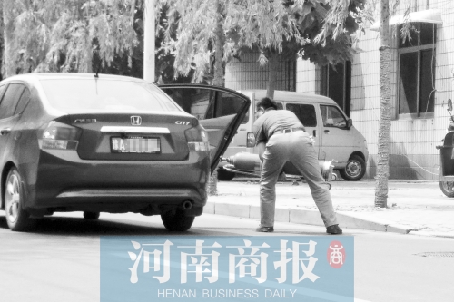 鄭州西區(qū)一氧氣廠門前，有人充氣后，將氧氣瓶裝上私家車運走