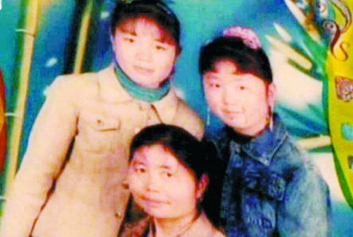 兩個女兒已長大成人,妻子也已歸來,這個分離12年的家庭,離幸福越來越近(翻拍)。