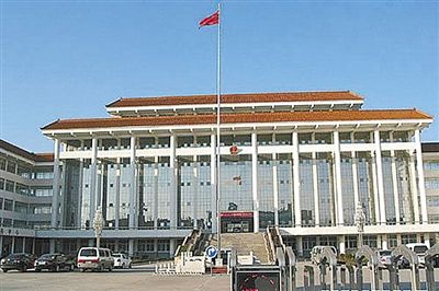 濮陽(yáng)縣違規(guī)、超標(biāo)修建的縣委、縣政府辦公樓。新華社發(fā)發(fā)布