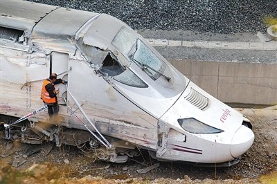 快速列車的車頭沒(méi)有受到太大損壞。