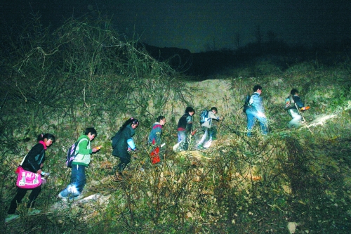 在一些山區(qū),因為學(xué)校太遠,孩子們天不亮就得打著手電出發(fā)。L CFP供圖