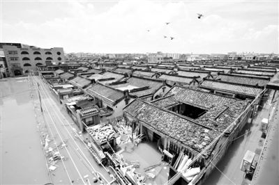 19日，廣東汕頭潮陽區(qū)和平鎮(zhèn)出現(xiàn)水浸現(xiàn)象。連日來，廣東省汕頭市潮陽區(qū)、潮南區(qū)普降暴雨。新華社發(fā)