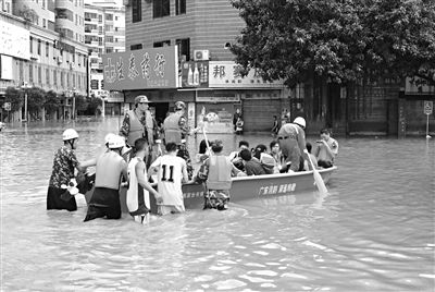 18日，廣東省清遠(yuǎn)市陽山縣縣城,消防官兵合力推動(dòng)沖鋒舟，轉(zhuǎn)移被困學(xué)生。新華社發(fā)
