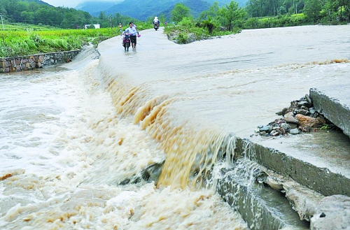 短時(shí)強(qiáng)降雨攜帶泥土、沙石、樹木等造成災(zāi)害