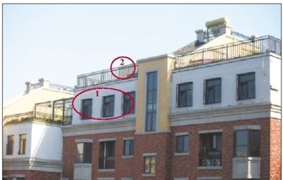 中海城香克林小區(qū),楊智家的樓頂上加蓋了兩層違建。其中北側(cè)露臺建成了一層灰白色的房屋(①)。在該違建頂部的東側(cè),又加蓋了一層面積較小的房屋(②)。新京報記者 韓萌 攝