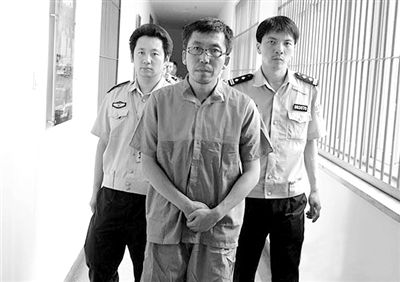 警方押解犯罪嫌疑人“立二拆四”。