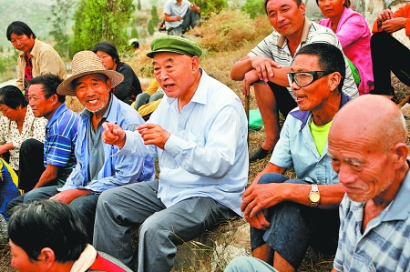 在唐莊，當(dāng)?shù)厝罕娒看我姷絽墙鹩】傆姓f不完的知心話。記者 史長(zhǎng)來 攝