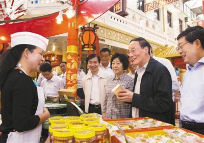 9月6日，王岐山在天津南市食品街調(diào)研，在月餅柜臺(tái)前，詢問中央關(guān)于中秋國(guó)慶嚴(yán)禁公款送禮的規(guī)定發(fā)布后的銷售情況。新華社記者 李學(xué)仁 攝