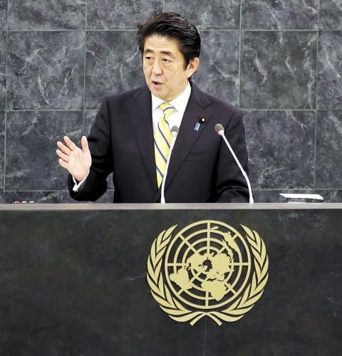 日本首相安倍晉三25日在紐約發(fā)表演講時稱，修改憲法解釋以解禁集體自衛(wèi)權(quán)的目的是使日本變成“為世界和平與穩(wěn)定更積極做出貢獻的國家”。圖為26日安倍在聯(lián)合國演講。