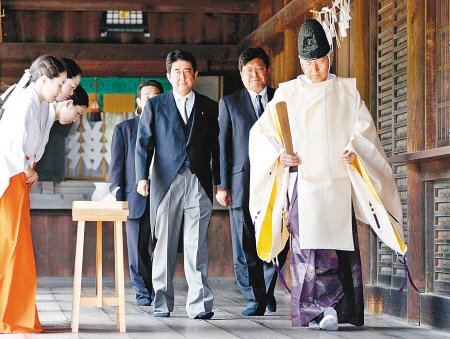 2011年8月15日安倍晉三等人參拜靖國(guó)神社。