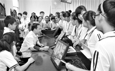 2013年5月30日，結(jié)合當(dāng)前國(guó)內(nèi)民眾普遍關(guān)注的“校長(zhǎng)開房”、“強(qiáng)奸猥褻”等事件，廣西上思縣人民法院邀請(qǐng)中小學(xué)生到法院觀摩案件的庭審，提高他們的守法、維權(quán)意識(shí)。圖/IC