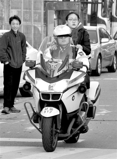 7日，首爾，警察將一名考生送抵考場。新華社發(fā)