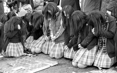 7日，韓國首爾，韓國高考舉行前，學子們跪地祈禱，希望能考個好成績。