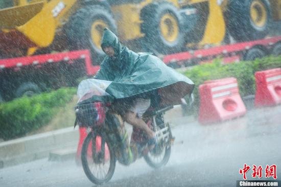 圖為南寧市民冒雨出行。中新社發(fā) 馮抒敏 攝