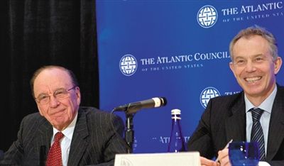 2008年，布萊爾與默多克在美國參加一國際會議。