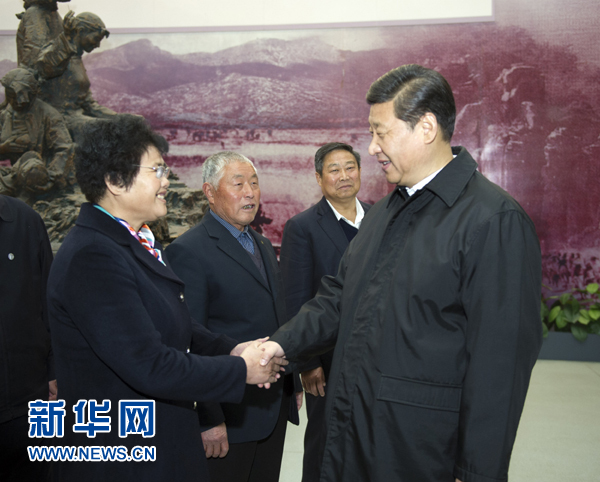 25日上午，習近平在臨沂華東革命烈士陵園參觀沂蒙精神展并會見當?shù)叵冗M模范和當年支前模范后代代表。