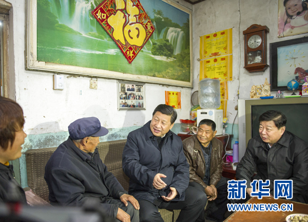 25日下午，習近平在地處沂蒙老區(qū)的臨沭縣曹莊鎮(zhèn)朱村看望83歲的“老支前”王克昌。