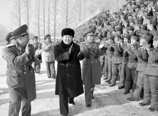 24日，金正恩視察前線部隊(duì)。